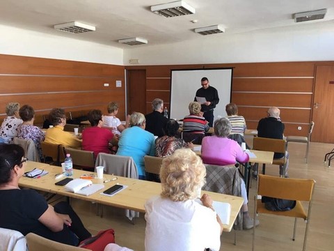 Országos szociális-karitatív alap és idősképzést tart a Katolikus Karitász