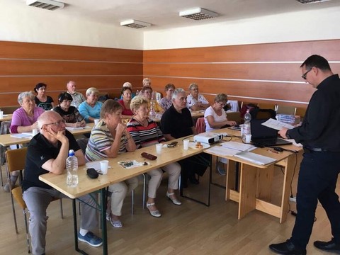 Országos szociális-karitatív alap és idősképzést tart a Katolikus Karitász