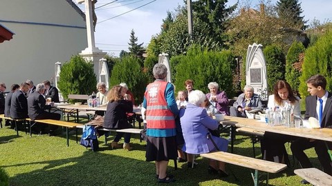 Megáldották a plébánia felújított tetőzetét a Tókertben