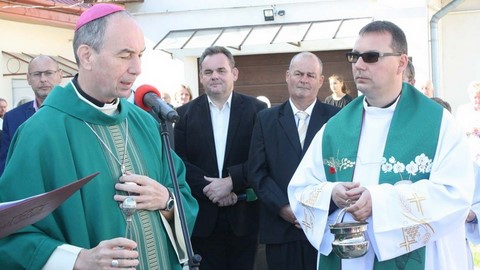 Megáldották a plébánia felújított tetőzetét a Tókertben